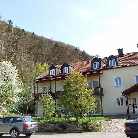 Hotel-Gasthof Zur Krone Riedenburg Exterior foto